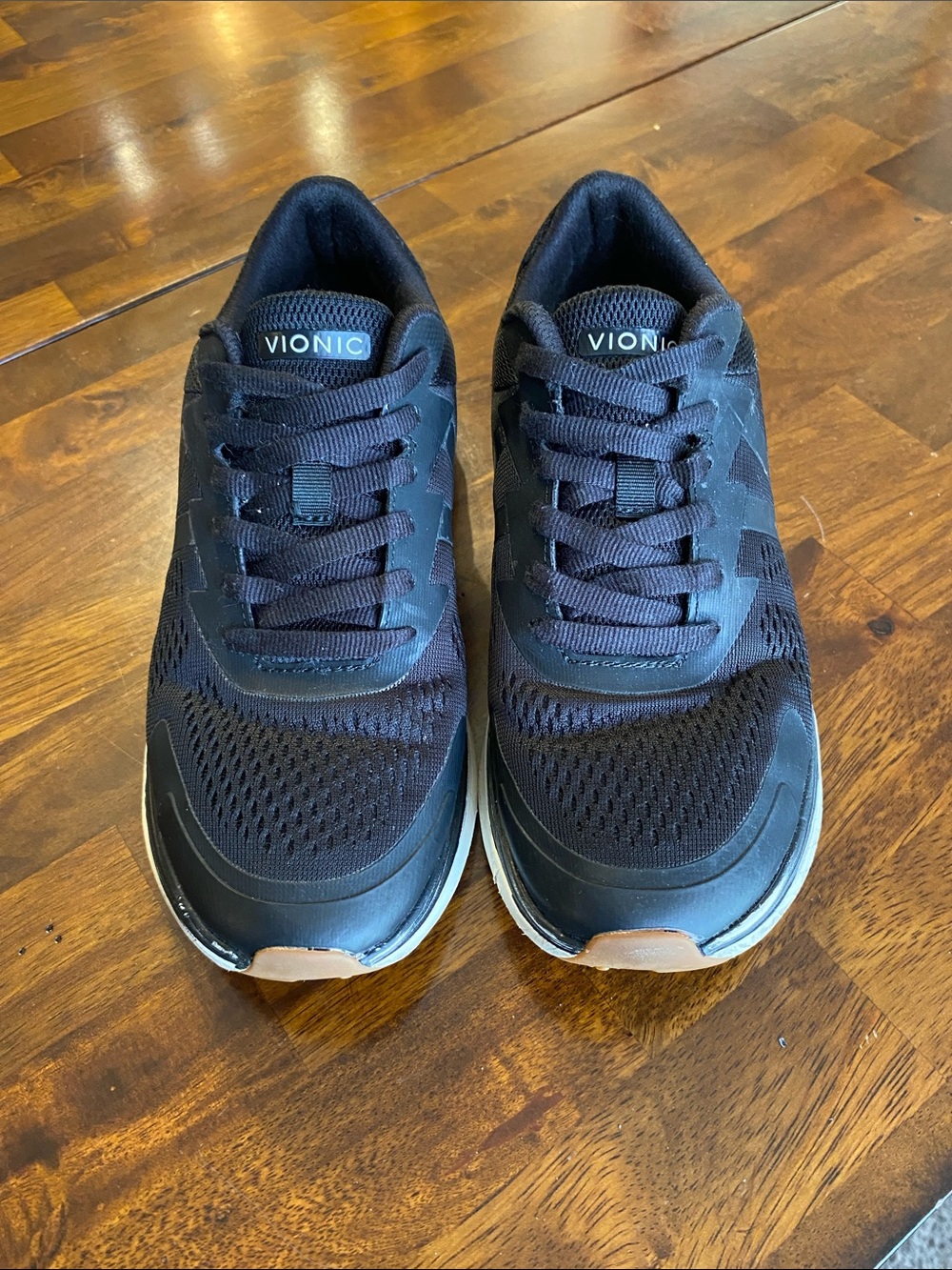 Vionic women’s Black and Tan Mesh Sneakers